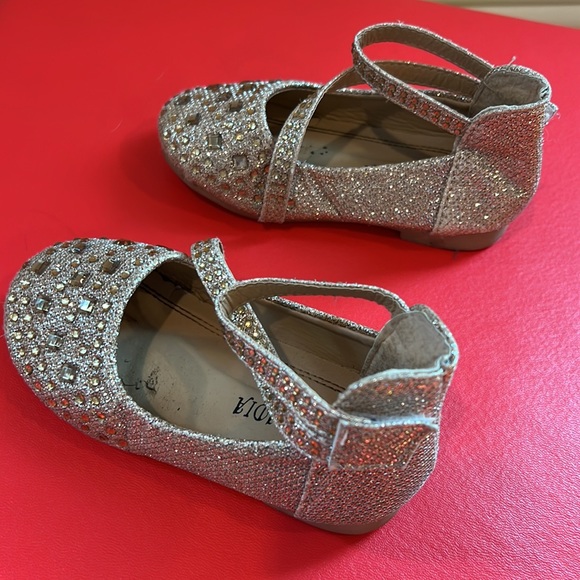 Size 7 gold shoes - Picture 4 of 5